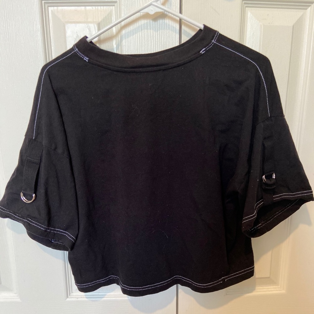 Black short-sleeve crop-top